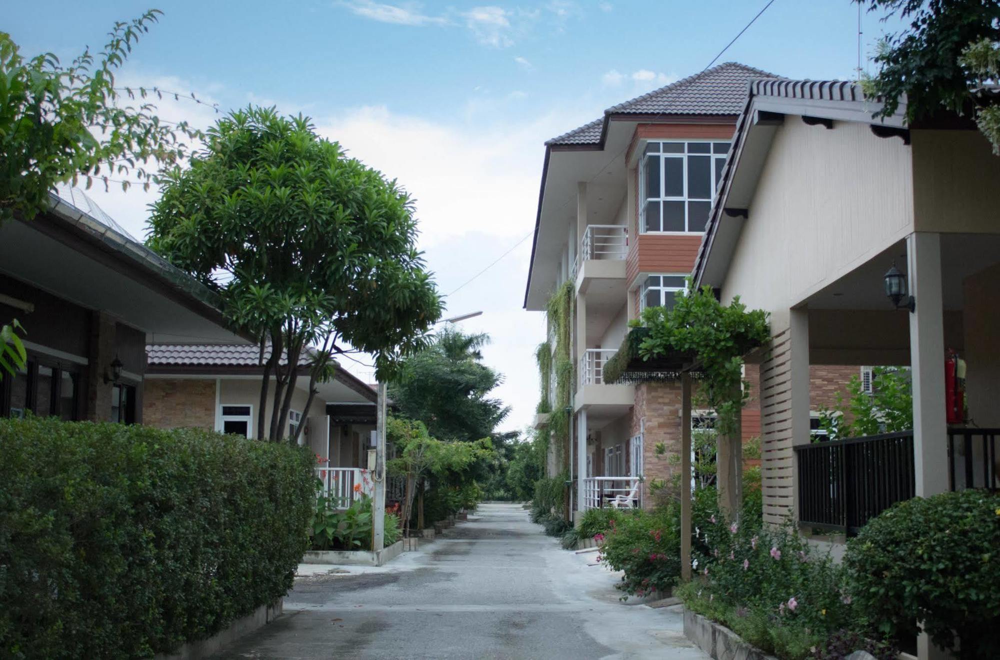 Yenjit Resort Chachoengsao Exteriör bild