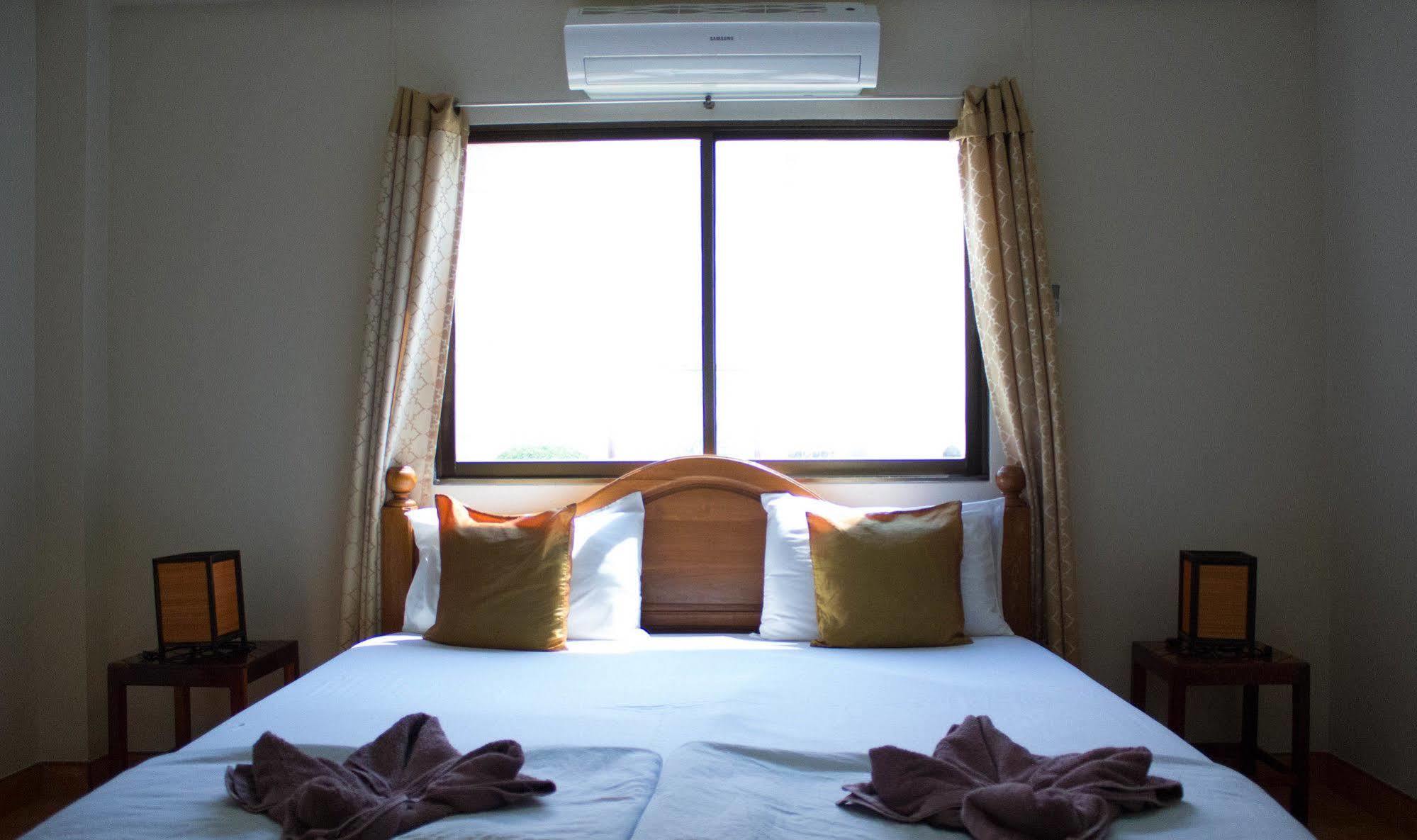 Yenjit Resort Chachoengsao Exteriör bild